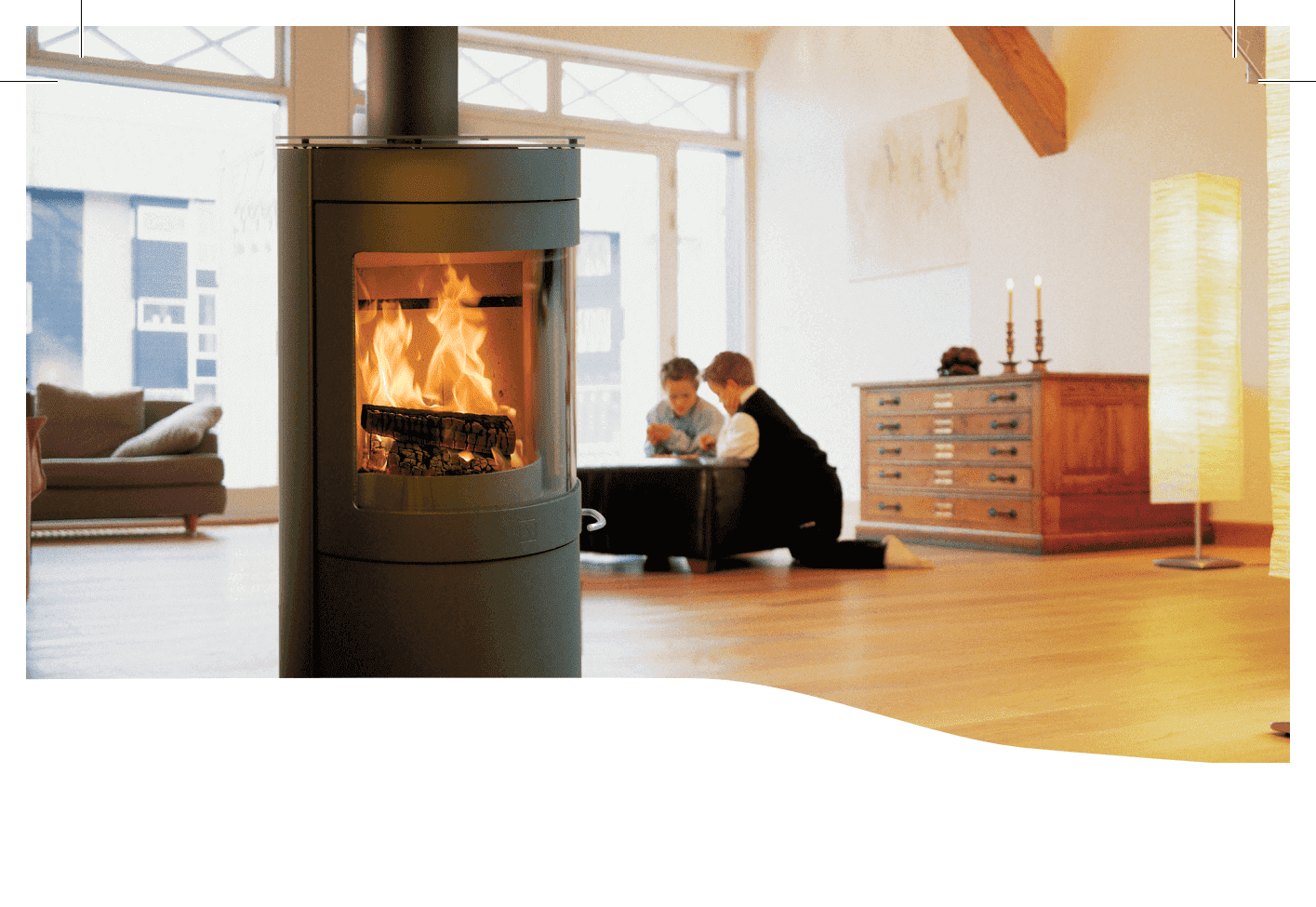 Poêle à bois dans un salon Enfant qui joue autour de la chaleur du feu de bois